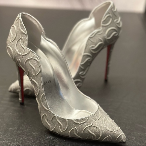 🌺 Authentic CHRISTIAN LOUBOUTIN 👠🌺Hot Chick Logo Silver Pumps  Size 7.5 - Picture 7 of 13